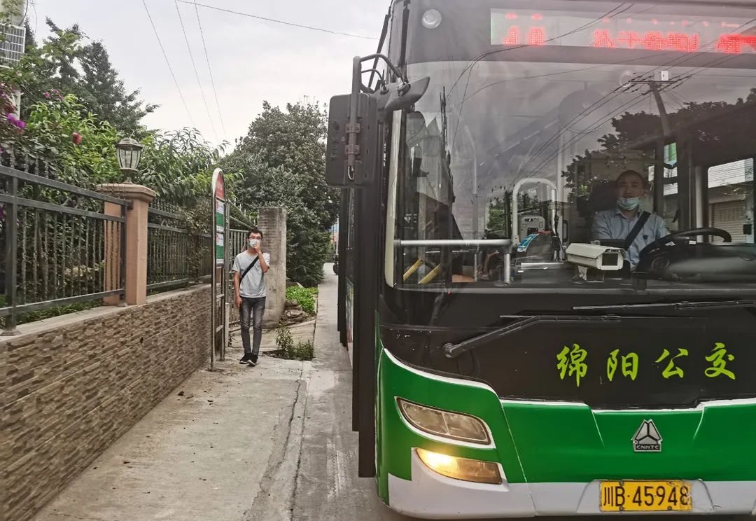 「我为群众办实事」群众出行无小事，公交护行暖民心