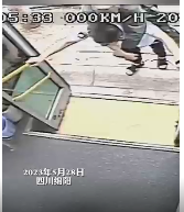 来源：【直播绵阳】绵阳公交司机钟国富，多年来坚持背行动不便的乘客上下车，为这样的