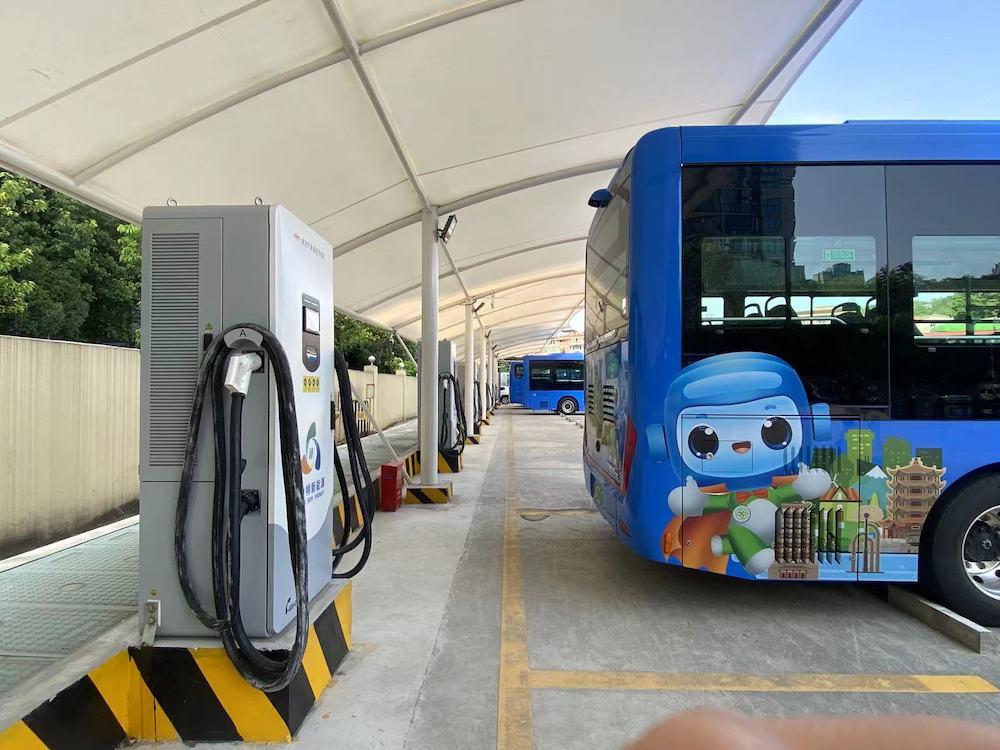 新能源公交车、 充电桩.png